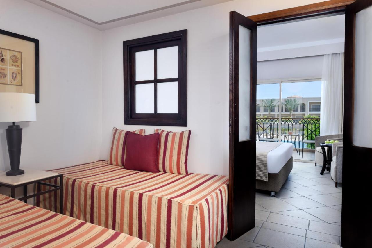 Jaz Mirabel Resort Sharm El Sheikk Exterior foto A suite at the Hilton Sharm El Sheikh Resort